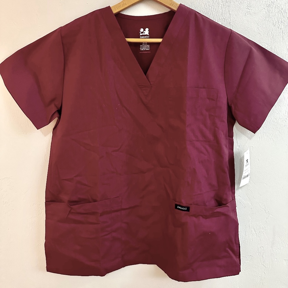 NWT Dagacci Maroon Scrub Set in maroom, Size: Small